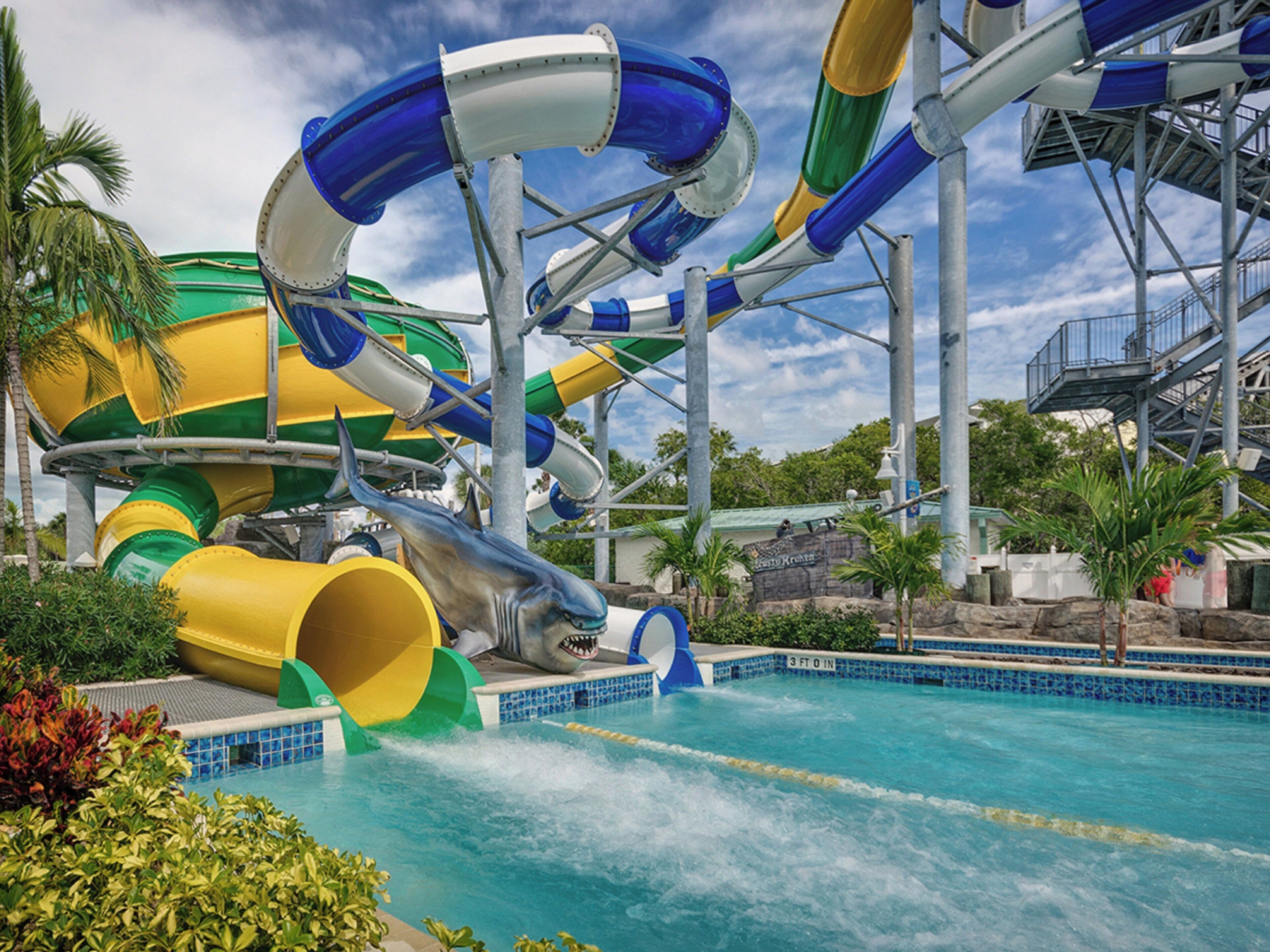 Un parque acuático con múltiples toboganes y una zona de piscina.