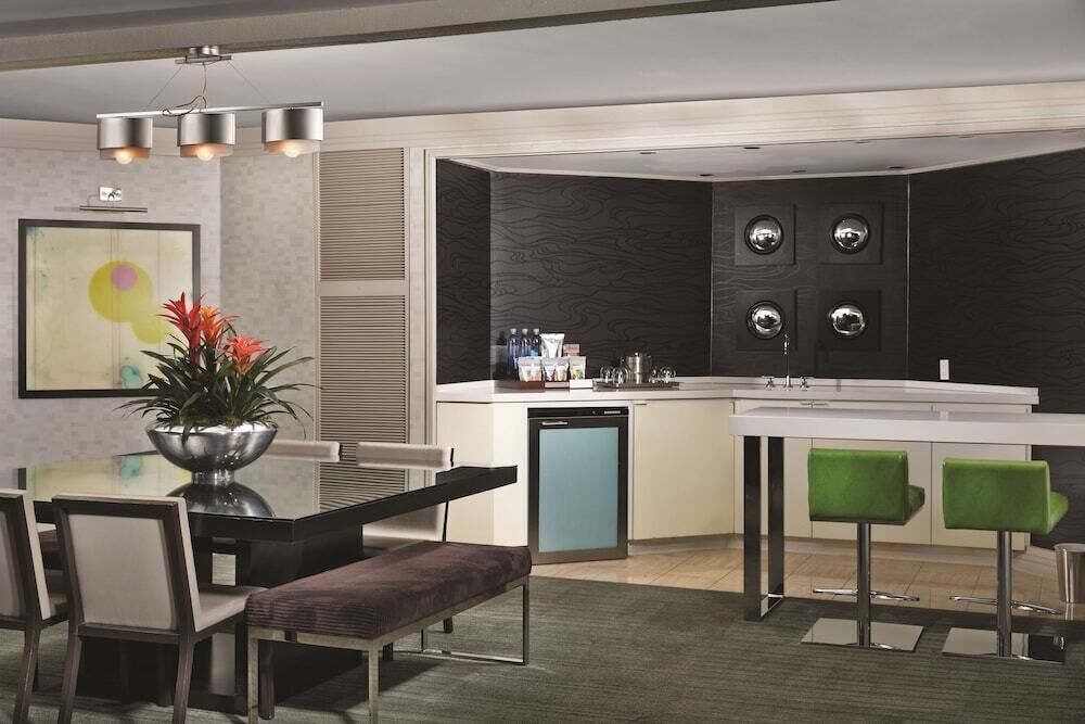 10 か所のレストラン、朝食、ランチ、ディナーに営業 (アメリカ料理)