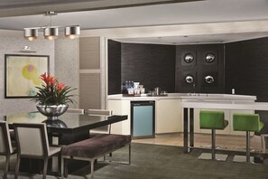 10 restaurants, breakfast, lunch, dinner served; American cuisine 