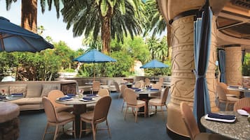 10 restaurants, breakfast, lunch, dinner served; American cuisine