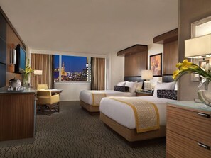 Premium bedding, pillowtop beds, minibar, in-room safe - Mirage Las Vegas (Las Vegas)
