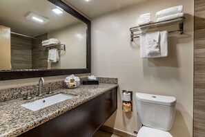 Suite monolocale, 1 letto king, non fumatori, frigorifero e microonde | Bagno | Combinazione doccia/vasca, set di cortesia gratuito, asciugacapelli
