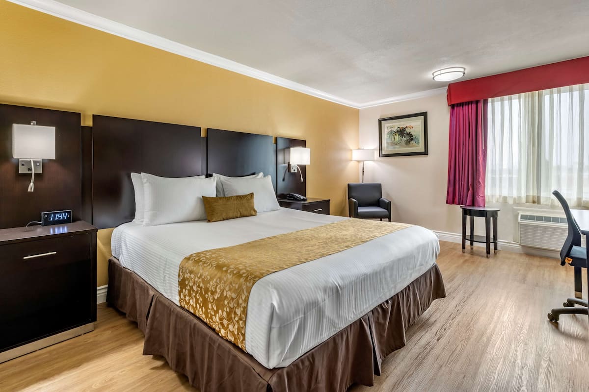 Quarto standard, 1 cama King, para não fumantes, geladeira | Camas com colchões pillow-top, cofres nos quartos, escrivaninha