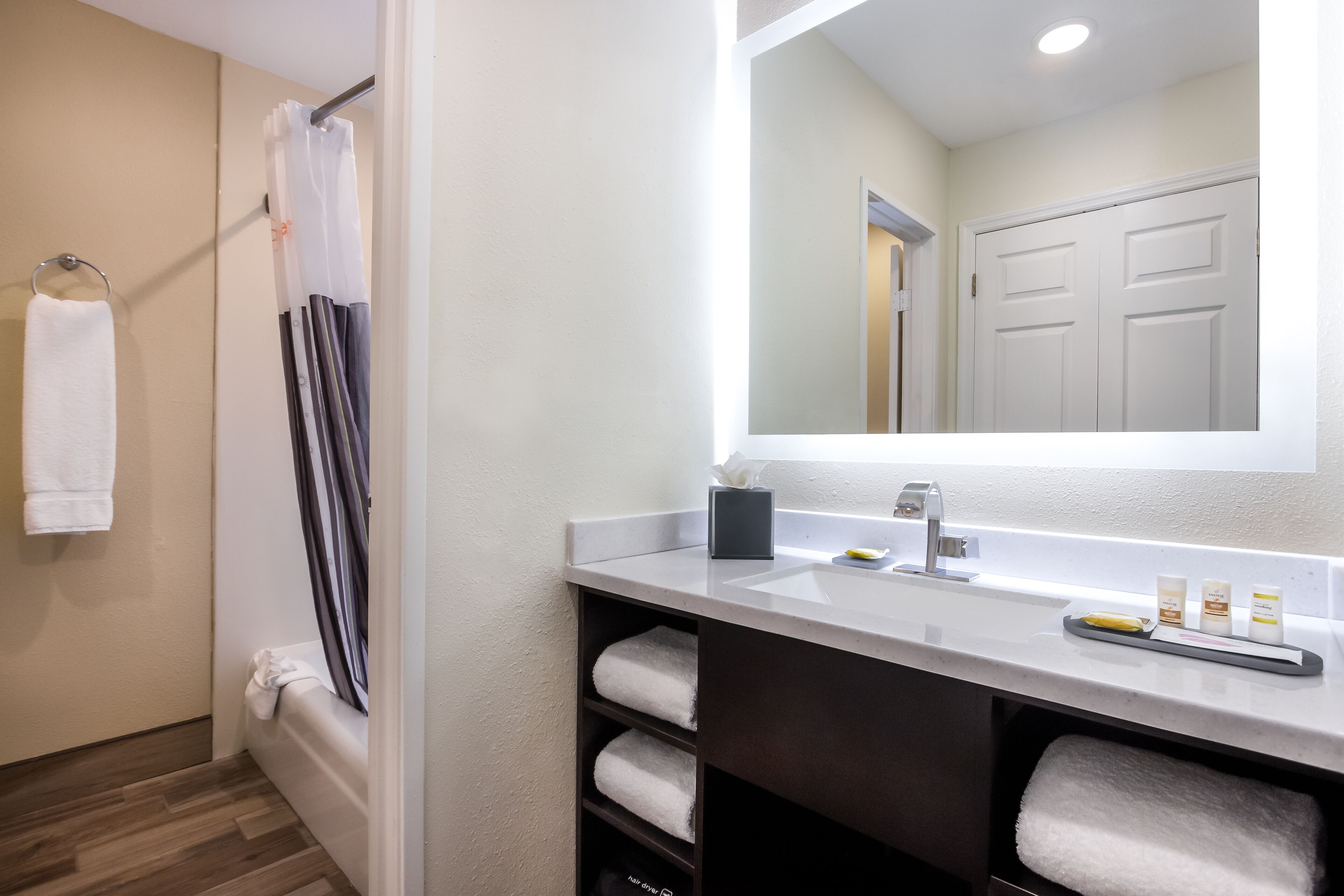 combined shower/bathtub, free toiletries, hair dryer, towels