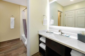 Tina con regadera, amenidades de baño gratuitas, secadora de cabello 