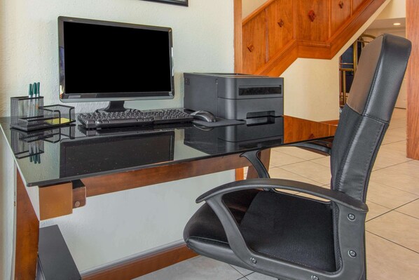 Un bureau moderne, équipé d’un ordinateur, d’un clavier et d’un écran.