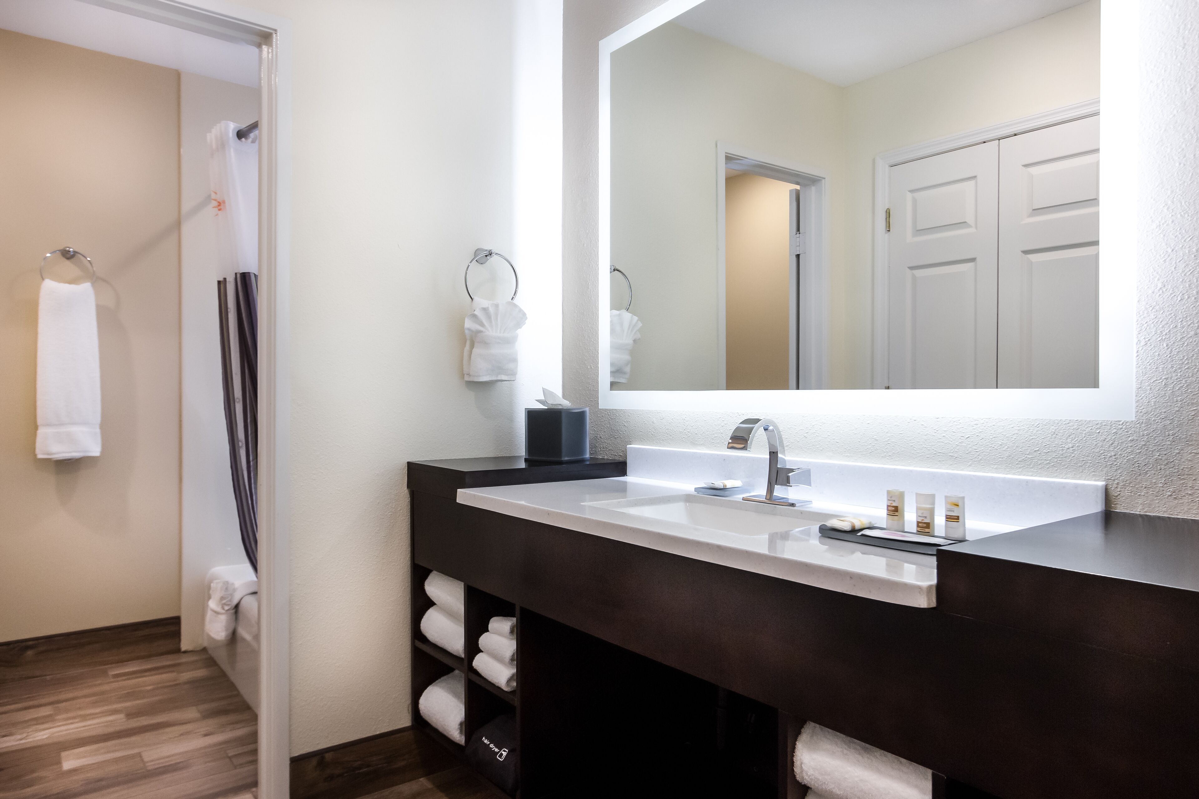 deluxe suite, 1 king bed, non smoking | bathroom | combined shower/bathtub, free toiletries, hair dryer, towels
