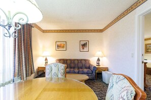 Desk, iron/ironing board, free WiFi, alarm clocks - Gold Country Inn and Casino by Red Lion Hotels (Elko)