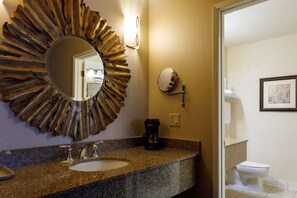Amenidades de baño gratuitas, secadora de cabello, toallas 