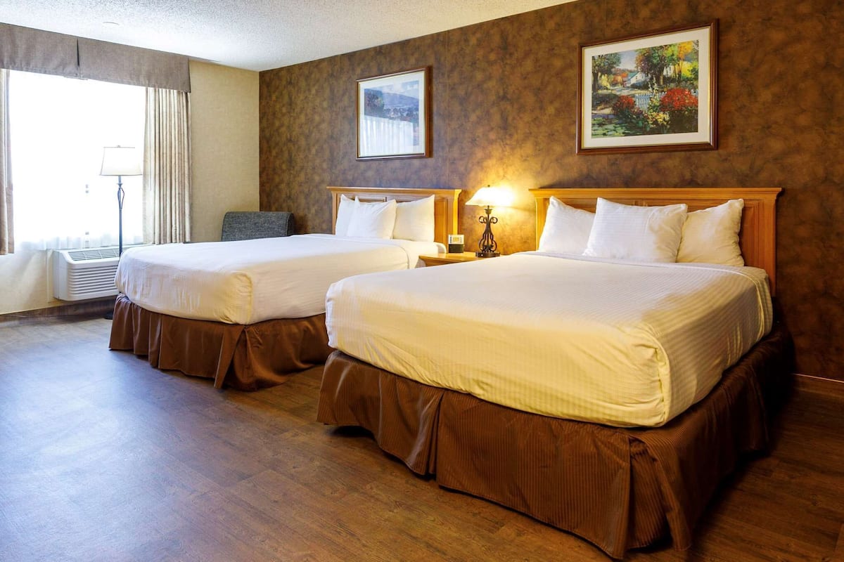 Phòng Suite, 2 giường cỡ queen, không hút thuốc, bếp nhỏ | Bàn, bàn ủi/dụng cụ ủi quần áo, truy cập Internet không dây miễn phí 