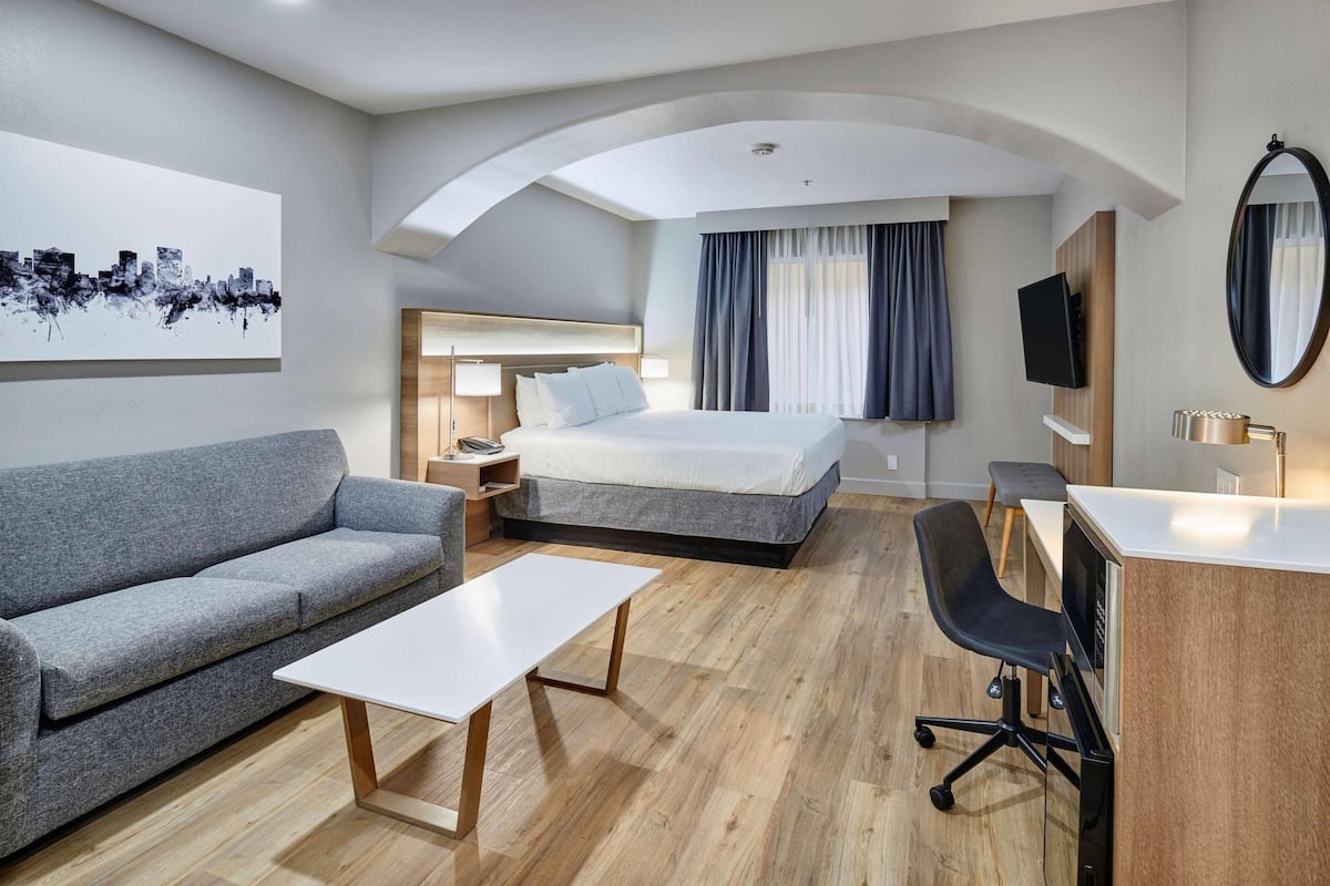 Ropa de cama de alta calidad, escritorio y cortinas blackout