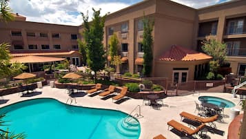 Una piscina techada, una piscina al aire libre