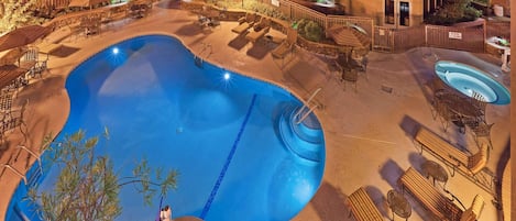 Inomhuspool och utomhuspool, öppettider: 06.00 till 22.00, och solstolar