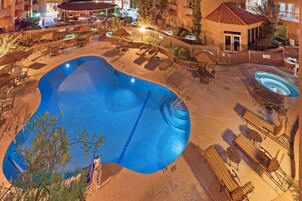 Piscina interna, piscina externa, espreguiçadeiras