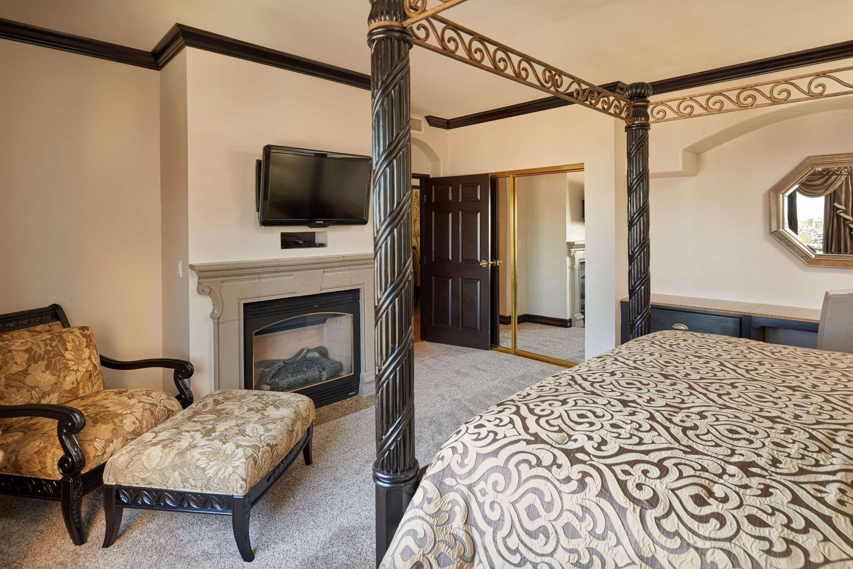 1 bedroom, premium bedding, desk, blackout curtains