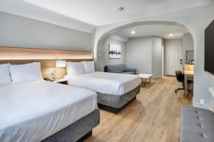 Luxe beddengoed, een bureau, verduisterende gordijnen