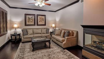 Hochwertige Bettwaren, Schreibtisch, Verdunkelungsvorhänge