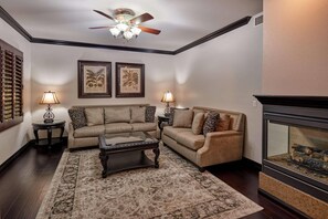 Sengetøy av topp kvalitet, skrivebord og blendingsgardiner