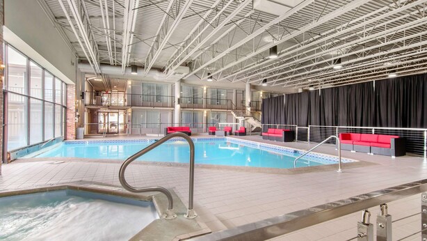 Una piscina cubierta, una piscina al aire libre