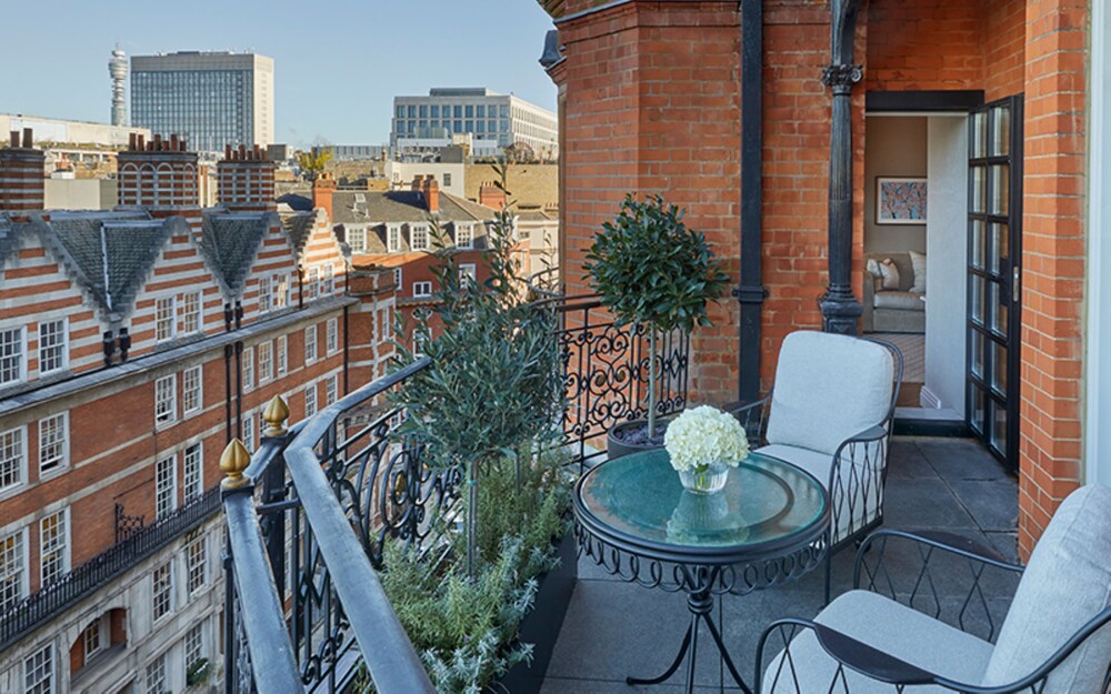 Claridge's by null