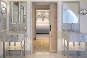Corner Terrace Suite | Bathroom
