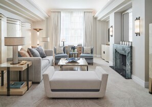Suite (Claridge's) | Salle de séjour | Téléviseur à DEL, films payants