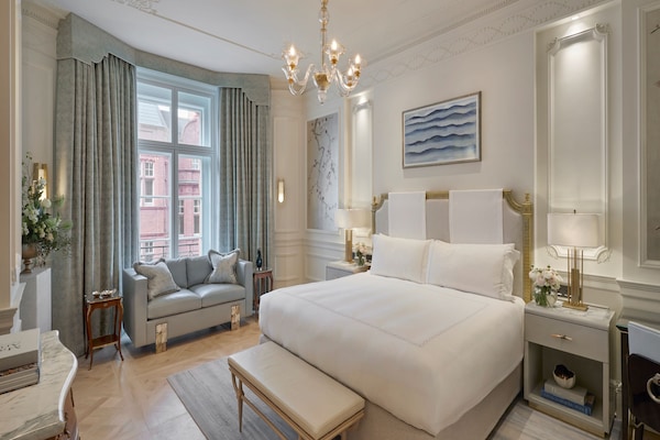 Corner Suite | Premium bedding, free minibar items, in-room safe