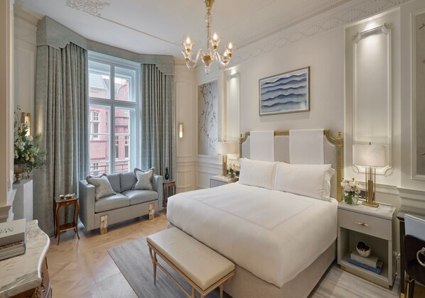 Suite, en esquina | Ropa de cama de alta calidad y artículos del minibar gratis 