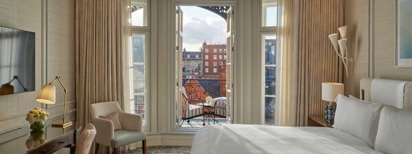 Suite, terrasse (Claridge's) | Literie de qualité, minibar contenant certains articles gratuits
