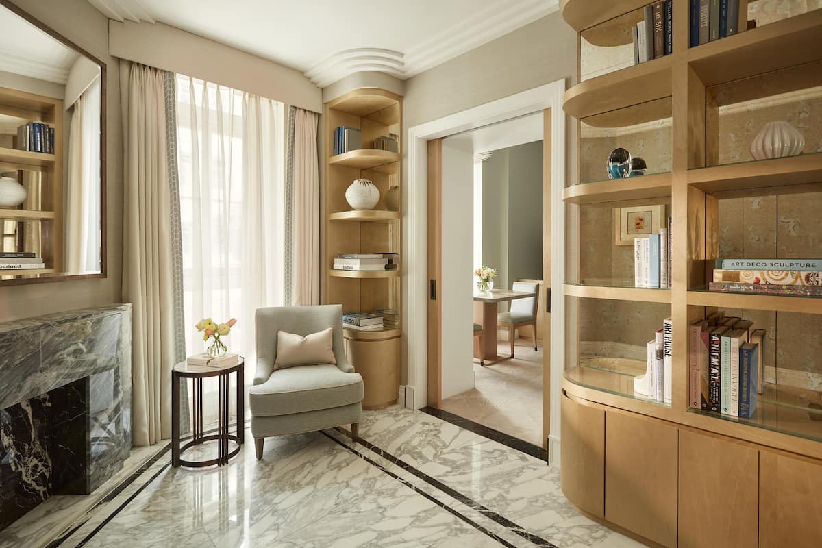 Junior Suite (Deluxe) | Peralatan tempat tidur premium, item bar mini percuma