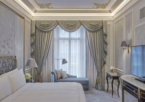 Suite (Mayfair) | Sengetøy av topp kvalitet, minibarvarer (inkludert) og safe på rommet