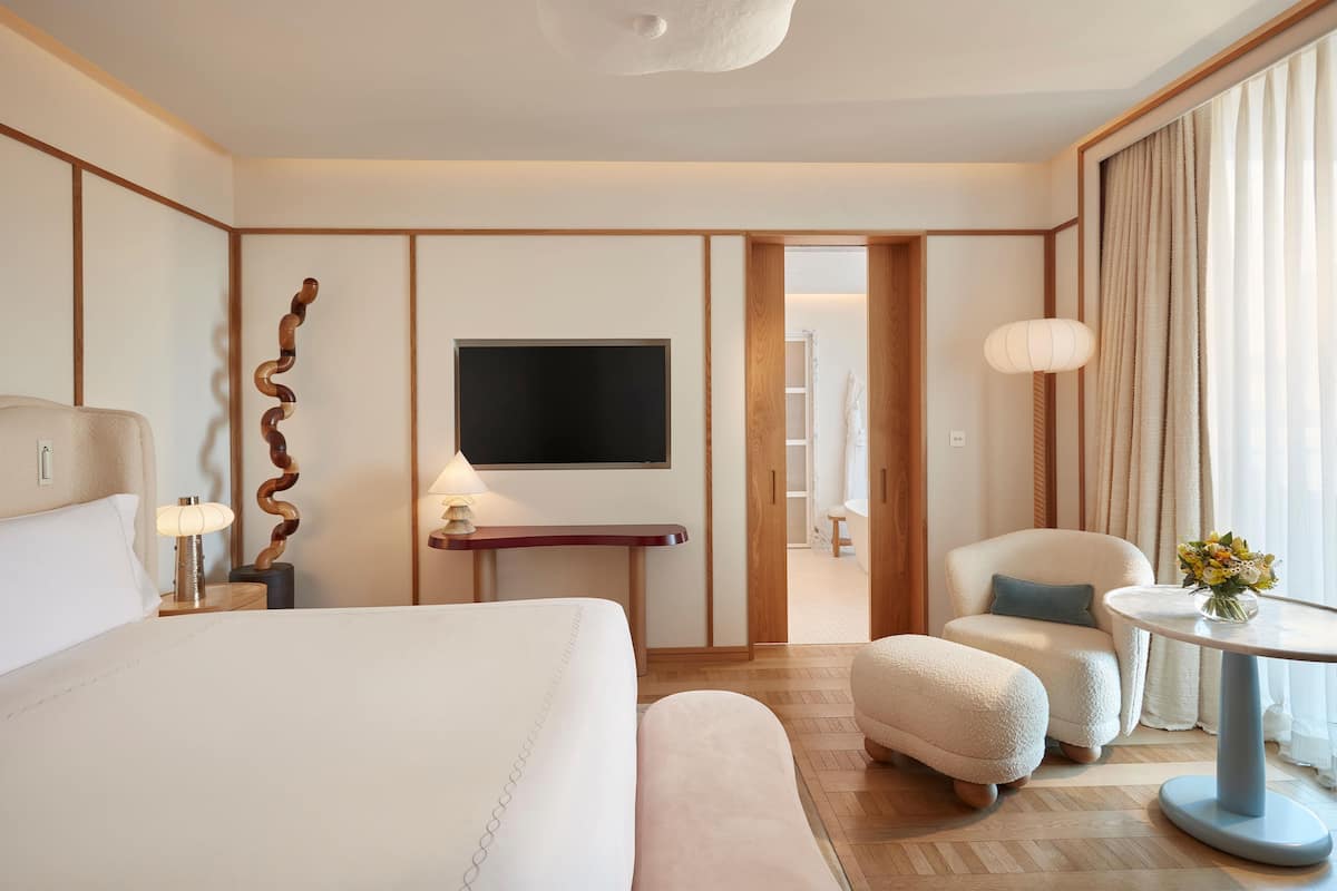 Room, Balcony (Claridge's) | Peralatan tempat tidur premium, item bar mini percuma