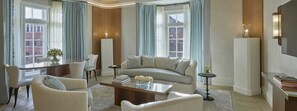 Suite, terrasse (Claridge's) | Aire de séjour | Téléviseur à DEL, films payants