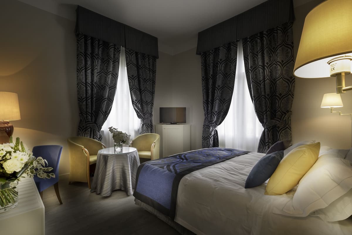 standard double room (street view) | hypo-allergenic bedding, minibar, in-room safe, desk