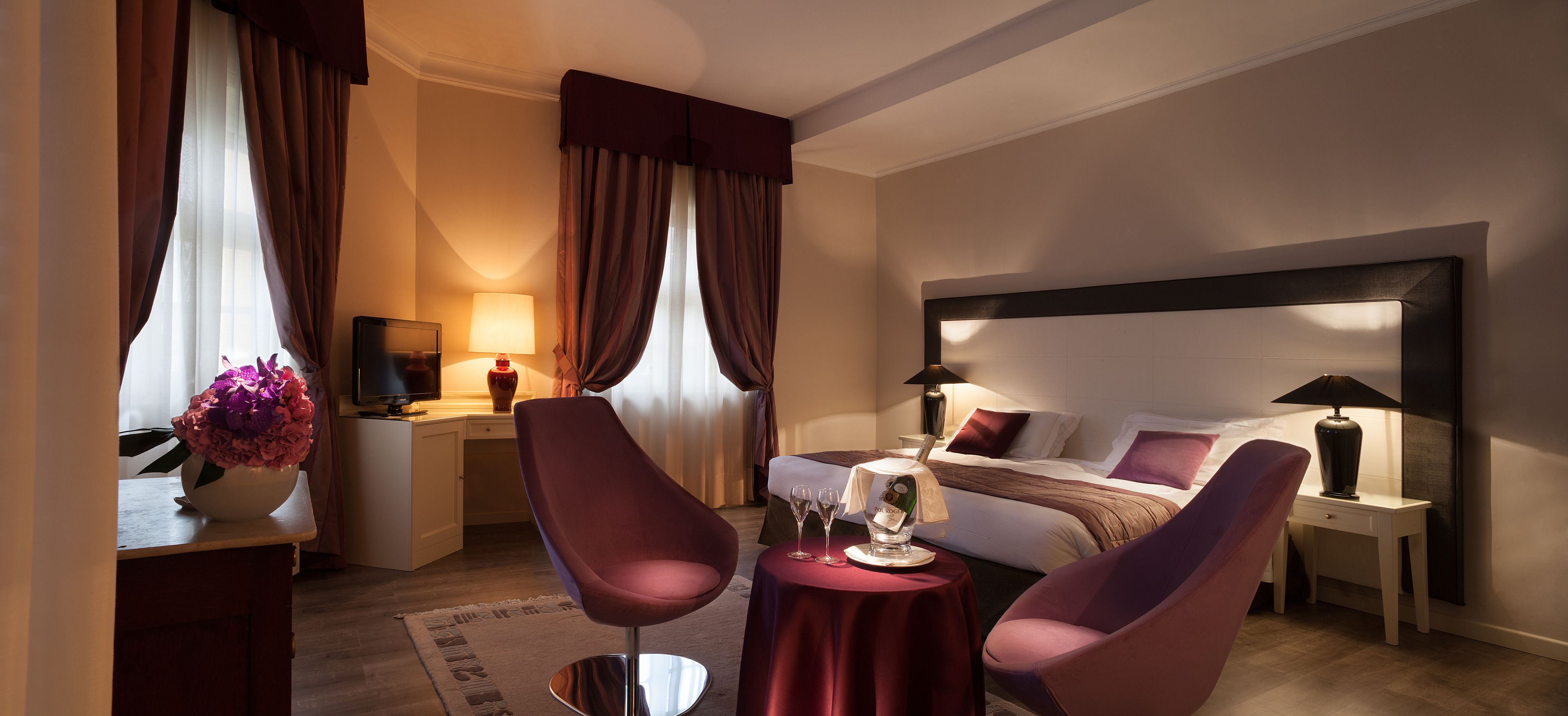 junior studio suite, balcony, lake view | living area | lcd tv