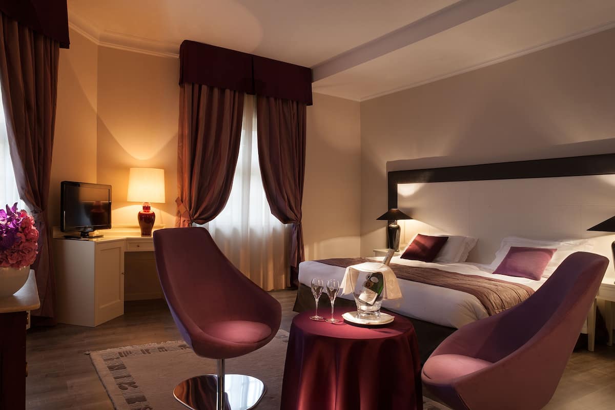 junior studio suite, balcony, lake view | living area | lcd tv