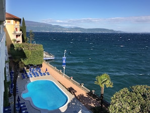 Piscine extérieure (ouverte en saison), parasols de plage