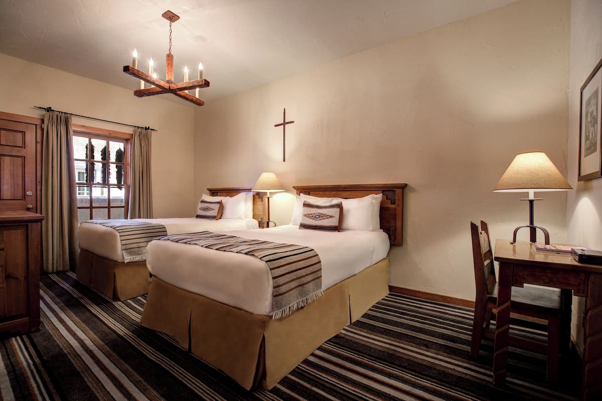 标准房, 2 张双人床 (Retablos Room with 2 Double Beds) | 高档床上用品、客房内保险箱、办公桌、遮光窗帘