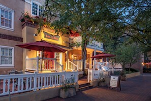 A restaurant with outdoor seating, a white fence, and a signboard. - Hotel Chimayo de Santa Fe (Santa Fe)