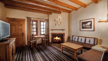 Suite, 1 King Bed, Fireplace (Jr. Fireplace Suite with 1 King Bed) | Living area | TV