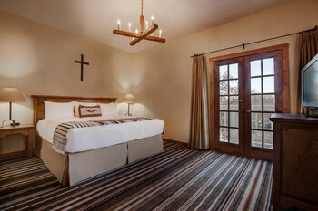 Premium bedding, in-room safe, desk, blackout drapes at Hotel Chimayo de Santa Fe