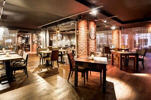 供应早餐、午餐和晚餐，时尚欧洲菜