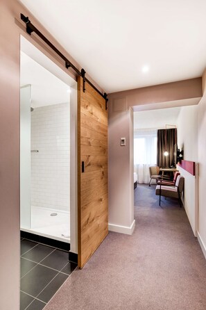 Sengetøy av topp kvalitet, safe på rommet og blendingsgardiner