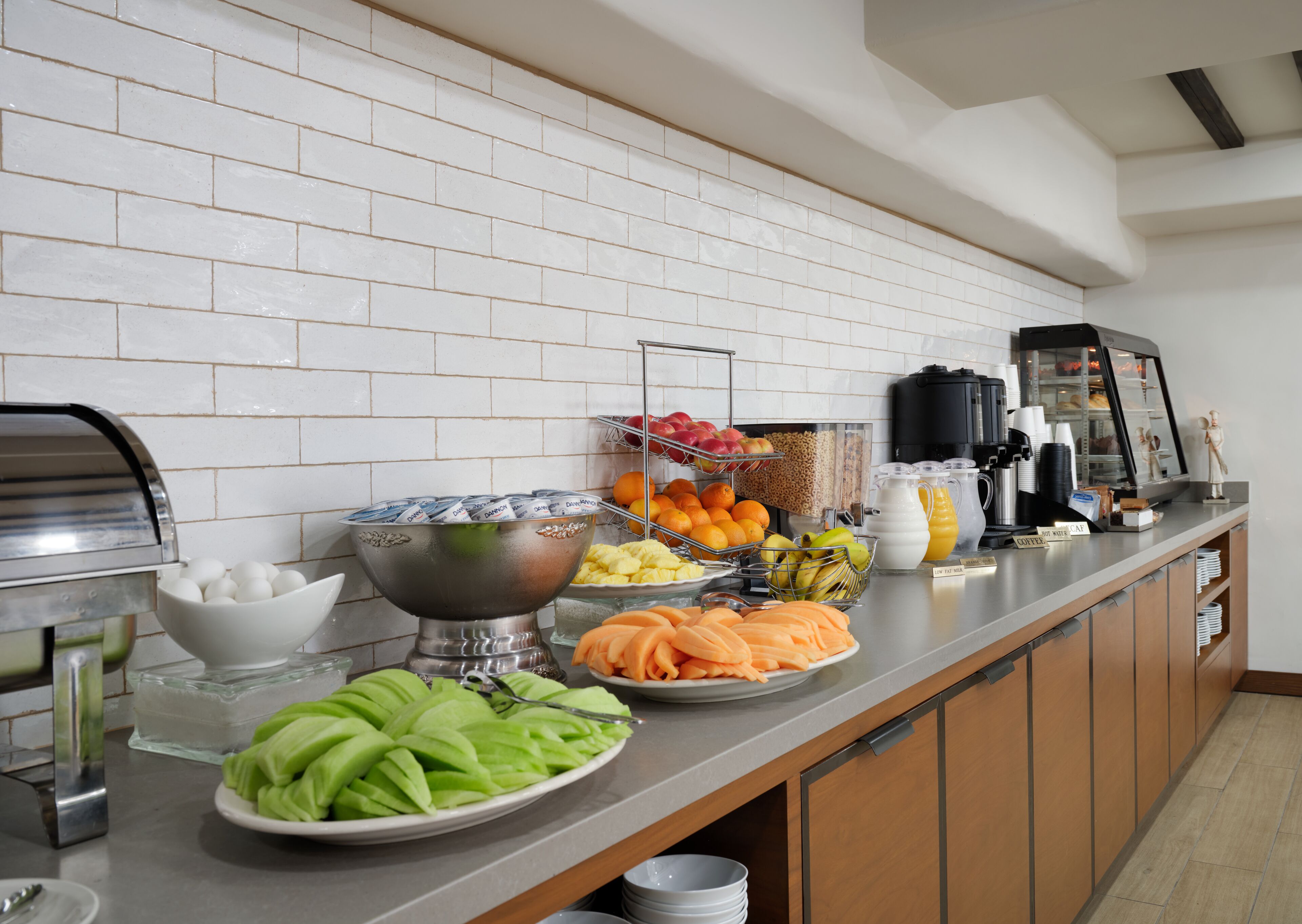 朝食 (コンチネンタル ブレックファスト)、毎日提供 (無料)