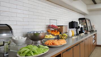 朝食 (コンチネンタル ブレックファスト)、毎日提供 (無料)