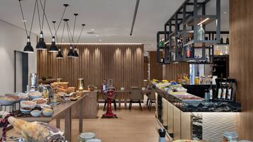 Tägliches Frühstücksbuffet (19 EUR pro Person)