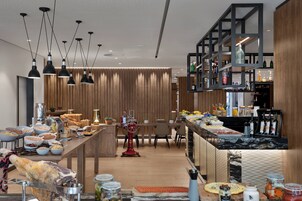Se ofrece un desayuno bufé todos los días (por un coste adicional)