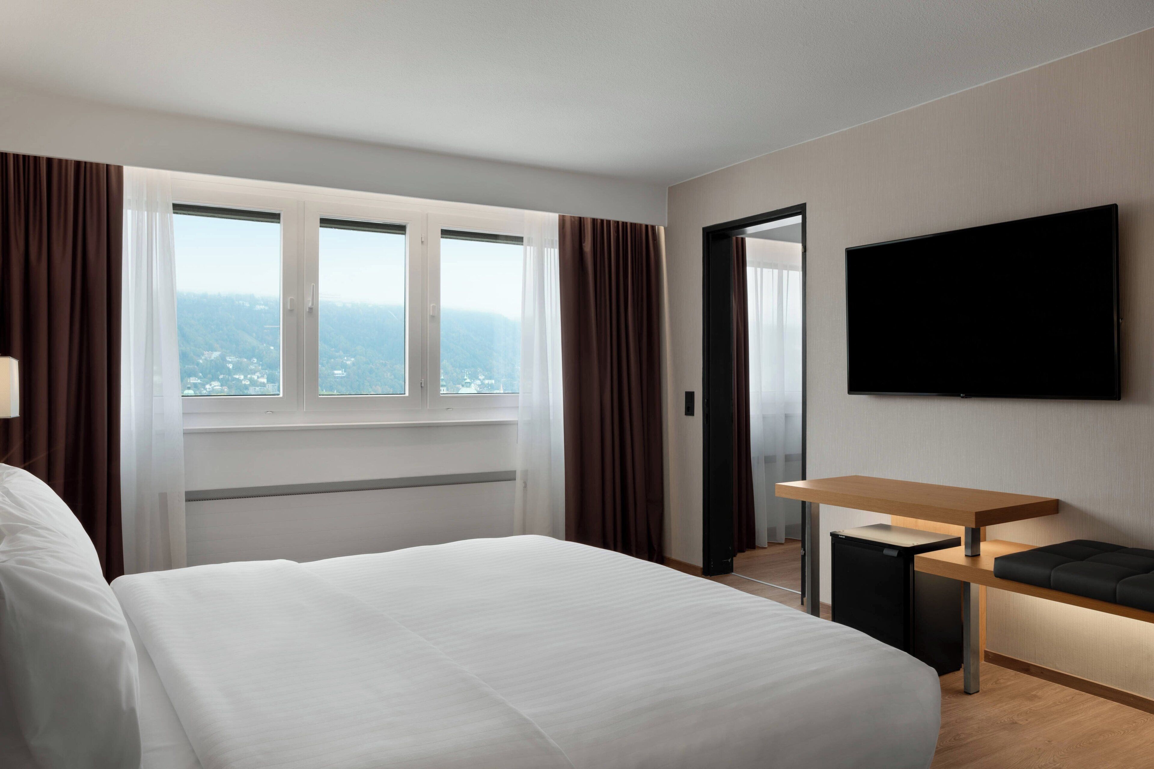 suite, 1 bedroom, non smoking, mountain view | hypo-allergenic bedding, in-room safe, desk, blackout curtains