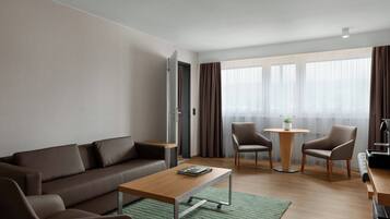 Suite, 1 Schlafzimmer, Bergblick | Wohnbereich | 37-Zoll-Flachbildfernseher mit Satellitenempfang, Fernseher