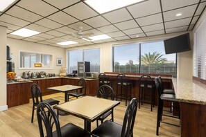 Desayuno continental gratuito y diario